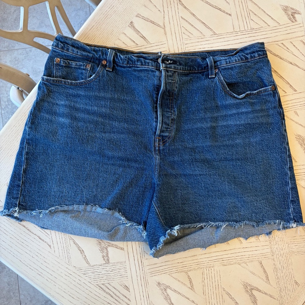 Levi’s 501 Denim Shorts in Blue / Levi Denim Shorts
